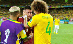 piqueque:  David Luiz, Daniel Alves and James Rodriguez after the match. 