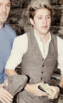 eroticaremix1:  Niall Horan suits up for