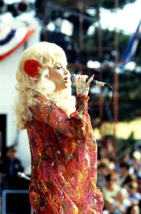 twixnmix: Dolly Parton performing in Detroit, September 1977.