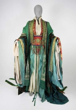 fuckyeahchinesefashion:  amortentiafashion:  (costume from The Last Emperor)  