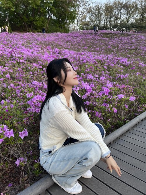 12loona:[] 220506 | JinSoul’s Fab update - JinSoul At the butterfly gardenPretending to e