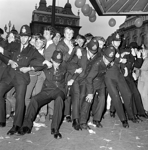 sirringostarkey:  The Beatles, Yellow Submarine (1968) Premiere