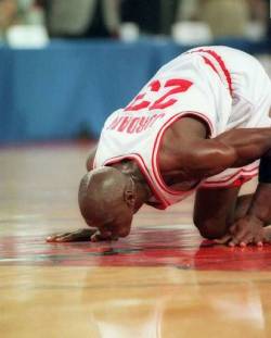 The-Bulls:  Mj Takes Kisses The Mid-Court Chicago Bulls Logo After His Last Game