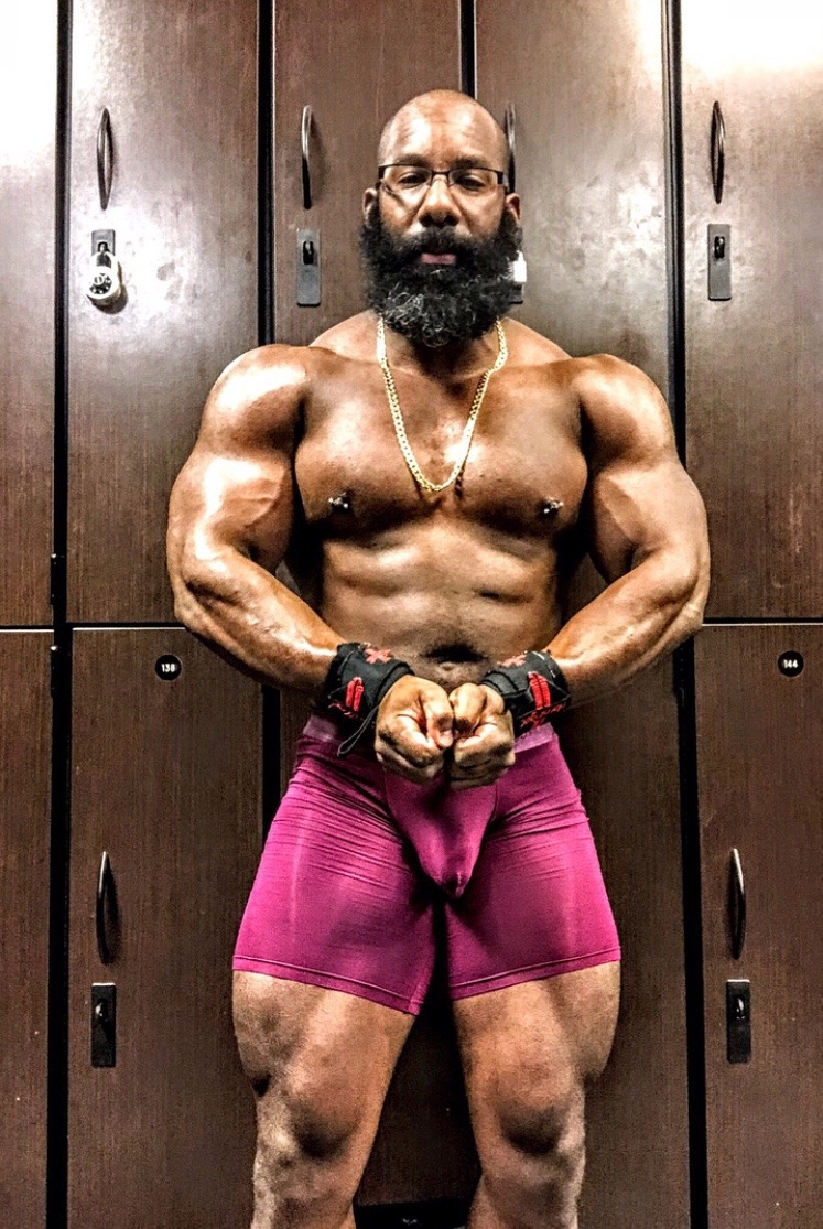 musclesubboy4alfa:  glorious9er: michealg87:   DAMN   Dream-cum-true!  PA, muscles, glasses & big endowment  Like a mature hunk like him  His name?   I want to marry him.