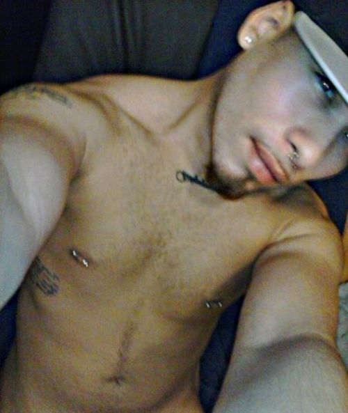 elkiddolove:  funguynyc5:  This is one sexy ass Asian #DELISH  Hot dude!