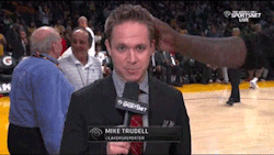 sbnation:Shaq puts his giant hand on a reporter’s