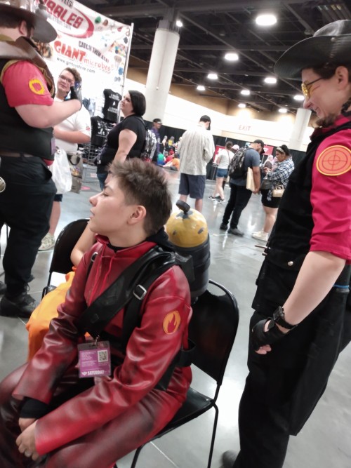 Pyro with his mask off chilling next to Sniper.