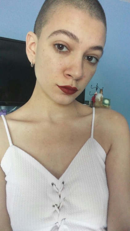 babyhairbangs:  My lipstick matches my heels. And my hair is growing so fast