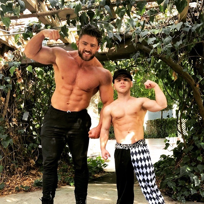 jcmounduix: @billreilich and me on set for @manilaluzon’s new music video. 🃏