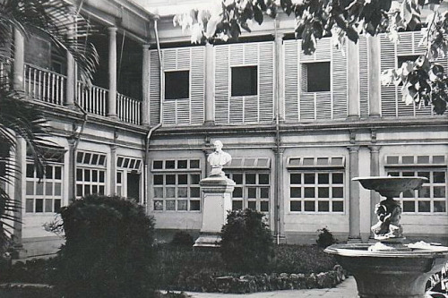 Jardin central del antiguo edificio de la Universidad Nacional de El Salvador, en el centro de San S