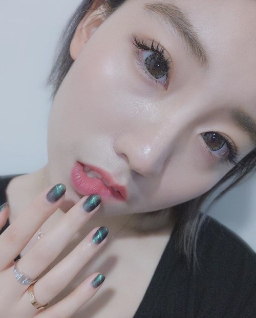 taxontheroad: slutttyychinese: 第一眼见到就知道这是个骚逼 把自己的骚奶子挤的那么明显 是不是刻意勾引男人过来操你啊？臭婊子