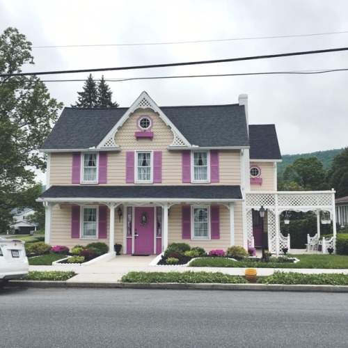 this looks like a dollhouse! it’s so cute! Bedford, Pennsylvania