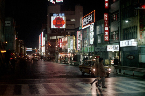 s-h-o-w-a:The city of Kobe at night, Japan, 1972Ph. Nick Dewolf