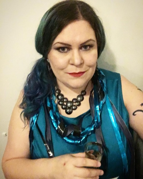 #fbf #flashbackfriday #selfie #me #alternativecurves @alternativecurves #bluehair #curvygirl #partyt