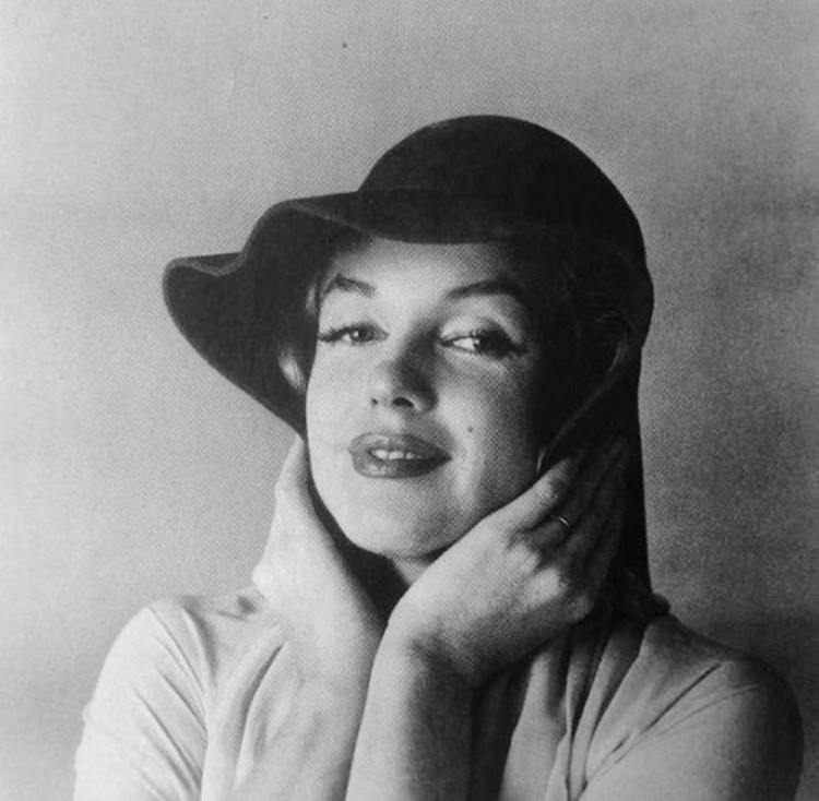 miss-vanilla:  Marilyn Monroe photographed by Carl Perutz, 1958.