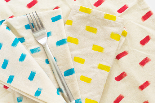 I love Anthropologie even if I can’t afford it. So what do I love even more than Anthropologie? Simple - Anthro knockoffs that look like the real thing! See how Sarah Hearts made these Anthropologie inspired napkins at a fraction of the price!