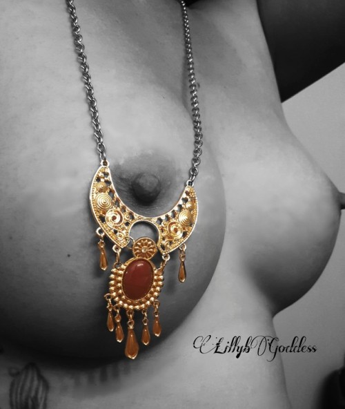 lillybgoddess:  Gorgeous submissions so far! And many more to come! If you havent submitted yet…there is still plenty of time. I will be posting till 9pm tonight so dont be shy. Show off your body and a hint of bling. BABES N BLING THURSDAY! Reblog