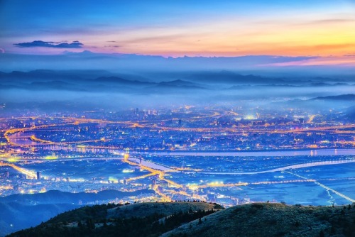 escapekit:  Taiwan Fog Taiwanese photographer Bai Heng-yao captures colourful shots of fog as it rolls into the city of Taipei, Taiwan. Escape Kit / Twitter  / Subscribe