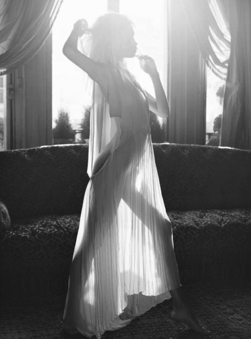porn-photo: strangelycompelling: Model- Natasha PolyPublication- Vogue… www.stockimg.o
