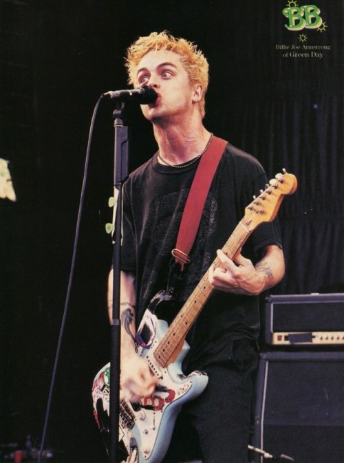 joshlerkillers:excellentbecca:Billie always pulls suchbeautiful faces when he plays@jshlr