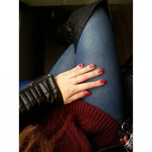 Overknee boots and matching nails #fromwhereisit #burgundy #overkneeboots #fallinspiration #fallshad