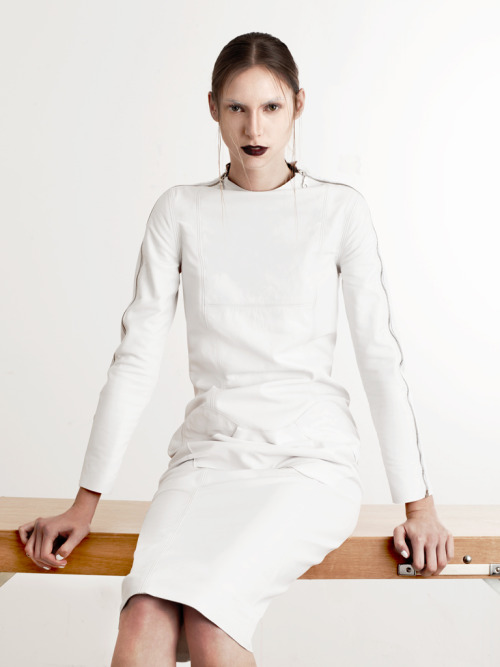 marendemant: WHITE ROOM Clothes: Sarah Mense Model: Svenja Hair and Make Up: Evi Steffen Assistant: