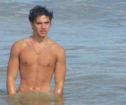 dudes-at-noon:  Julian Serrano