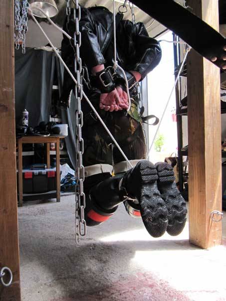 1bondagemaster:  AIRBORN slave!! 