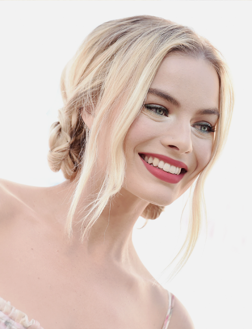 nwetss: Margot Robbie being perfect at ⤑ “Peter Rabbit” Premiere in Los Angeles, 2018