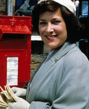 sublimecountry: Carol Drinkwater and Lynda Bellingham as Helen Herriot in All Creatures Great and Sm