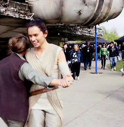 poeedamervn - Daisy Ridley and Carrie Fisher dancing on the set...