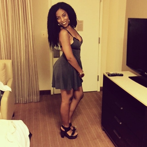 blackgirlsrpretty2:    http://elyseeeeew.tumblr.comIG: elyse__SC: elysewall  