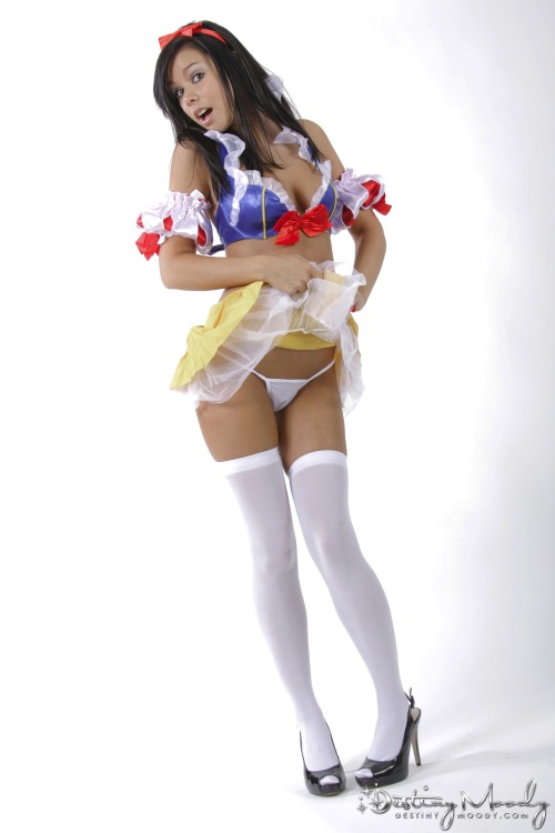 cosplayjapanesegirlsblog:   Cute Cosplay Girl DestinyMoody (Snow White) 1-2  