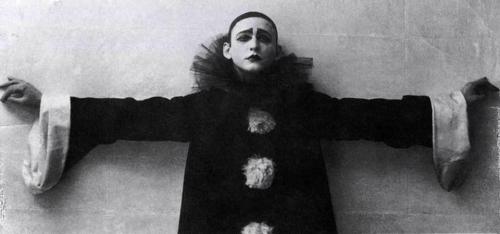 xphaiea:Alexander Vertinsky as “sad Pierrot,” Moscow, 1918. Photograph by A. Gorinstein.