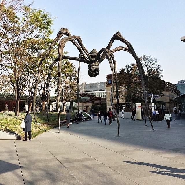 #Maman, the spider #sculpture by #LouiseBourgeois in #Roppongi Hills. A render classic!!! #architecture #archdaily #instagood #japan #iphonesia #tokyo (at Roppongi Hills)