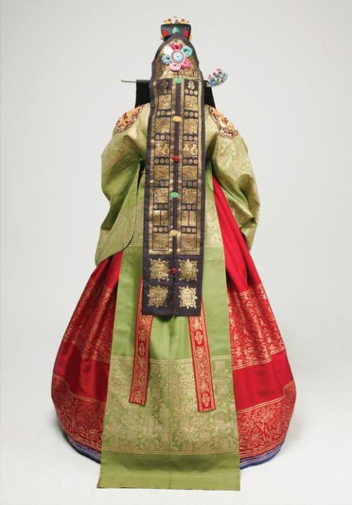 Korean hwarot or bridal robe. The gown was worn by royal women during the Goryeo and Joseon Dynastie