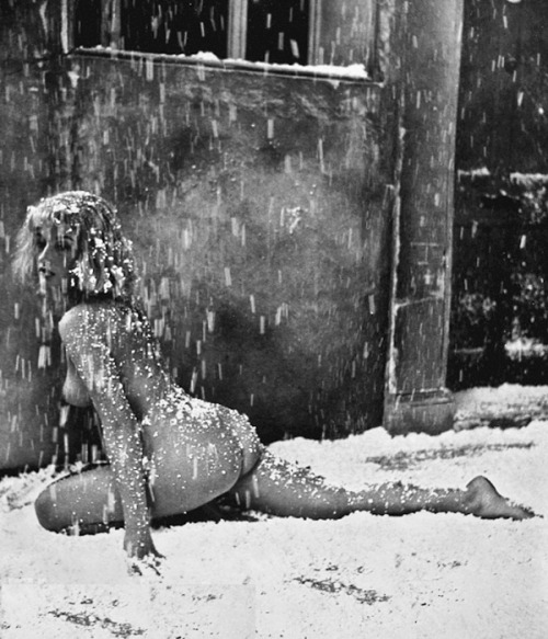 Nude in snow; photo by Zoltán Glass, 1950&rsquo;s.