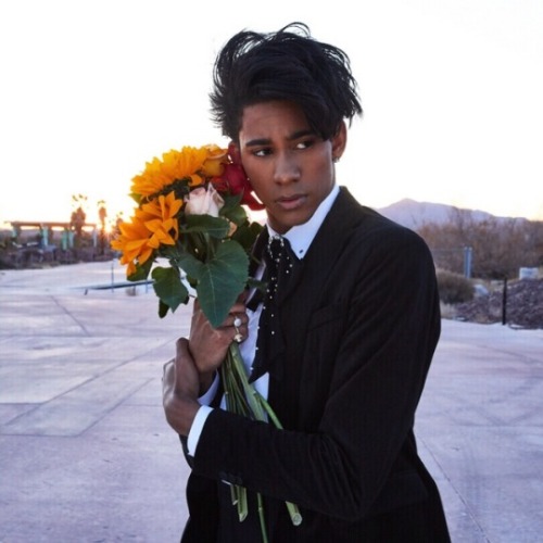 dailykeiynanlonsdale:keiynanlonsdale: A boy and his flowers :) 📷 by @stormshoots 🌻🌹🌸