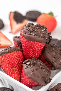 nom-food:  Oreo truffle dipped strawberries