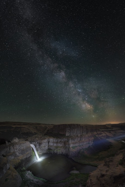 earthporn:    Palouse Falls vs Milky Way [OC][750 x 1125]   