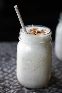 studybambi:  VEGAN ALMOND COCONUT SMOOTHIE