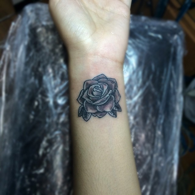 #tattoo #tatuaje #ink #inked #mujer #meñeca #rosa #tose #tattooblack #black #blackink