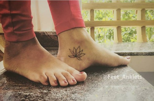 Tattoo Love . Model @_vismaya_mani_ . #tattoo #feet #toes #red #rednails #foot #legs #actress #act