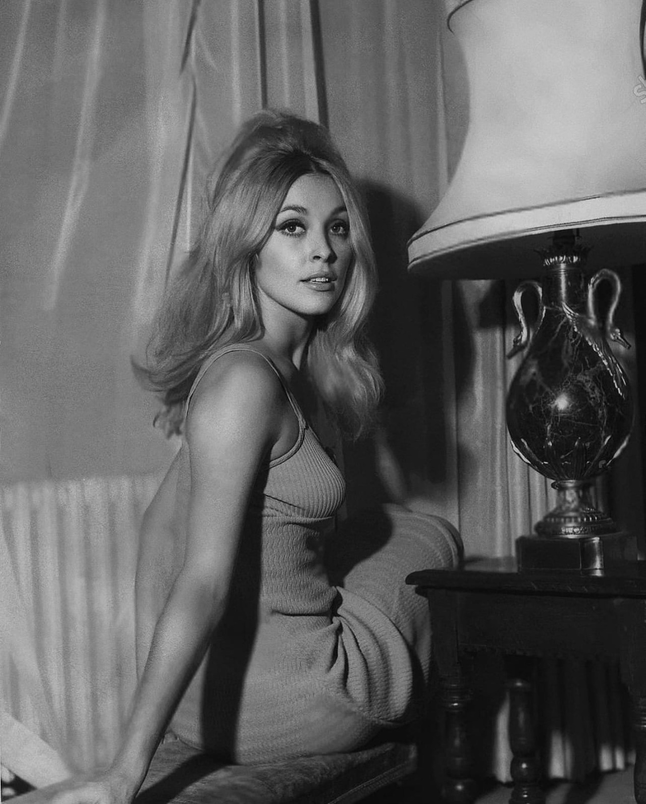 lily-laurent:
“Sharon Tate in her London apartment.
Photo: George Elam. September 1965
”