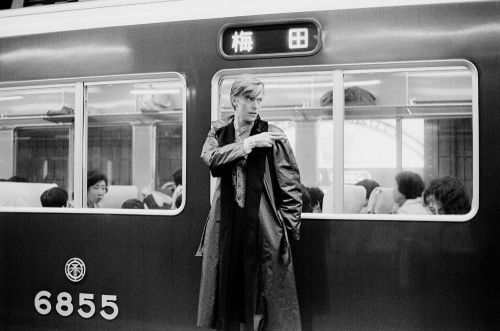 vintageeveryday:A collection of 20 candid photographs of David Bowie touring around Kyoto, Japa