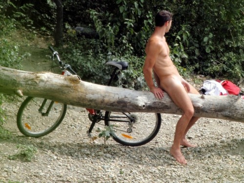 alanh-me:  Follow all things gay, naturist and “ eye catching ”  