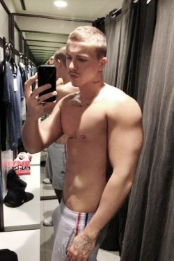 nakedguyselfies:Naked Guy Selfies, the only