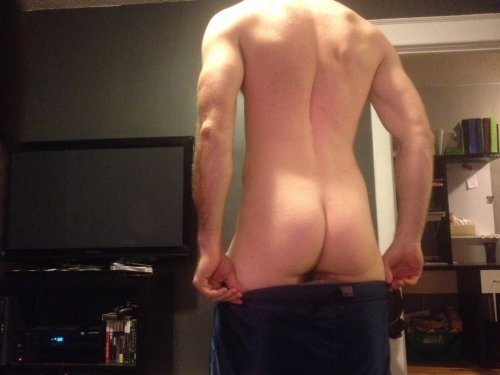 nakedguyselfies: nakedguyselfies.tumblr.comYou’re probably to busy jerking off but if not you should