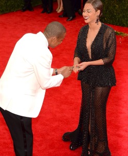 thebeyhive:  While Bey was walking the red carpet at the 2014 Met Gala she lost her ring after it fell off her finger. Jay luckily was able to find the ring and the way he returned it was just the best – he kneeled down and gave it to her as a mock
