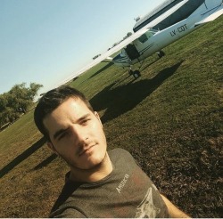 lu112233:  scarabeos:Mateo piloto de avión argento parte 1  Uuuuummm Mateo!!!!,😘😘😘